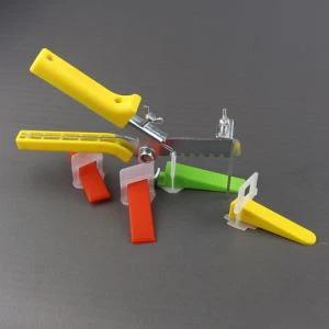 Plytelių lyginimo sistema su reguliuojamomis replėmis